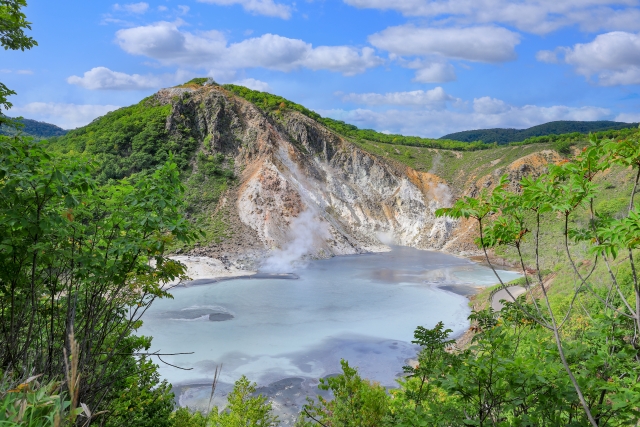 Noboribetsu Onsen - Noboribetsu Onsen Travel Guide | Best Hot Springs in Hokkaido Noboribetsu Onsen Scenic view of the steaming volcanic lake and lush mountains in Hell Valley