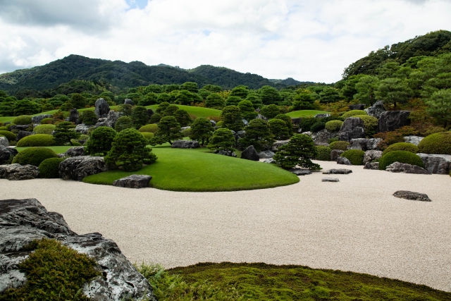 Discover the serenity of Adachi Museum of Art near Tamatsukuri Onsen Izumo, where award-winning gardens blend art and nature in perfect harmony.