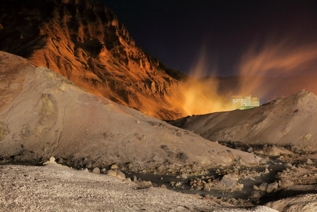 Noboribetsu Onsen - Noboribetsu Onsen Travel Guide | Best Hot Springs in Hokkaido Night view of steaming volcanic terrain at Noboribetsu Onsen, highlighting the dramatic landscape under the stars.